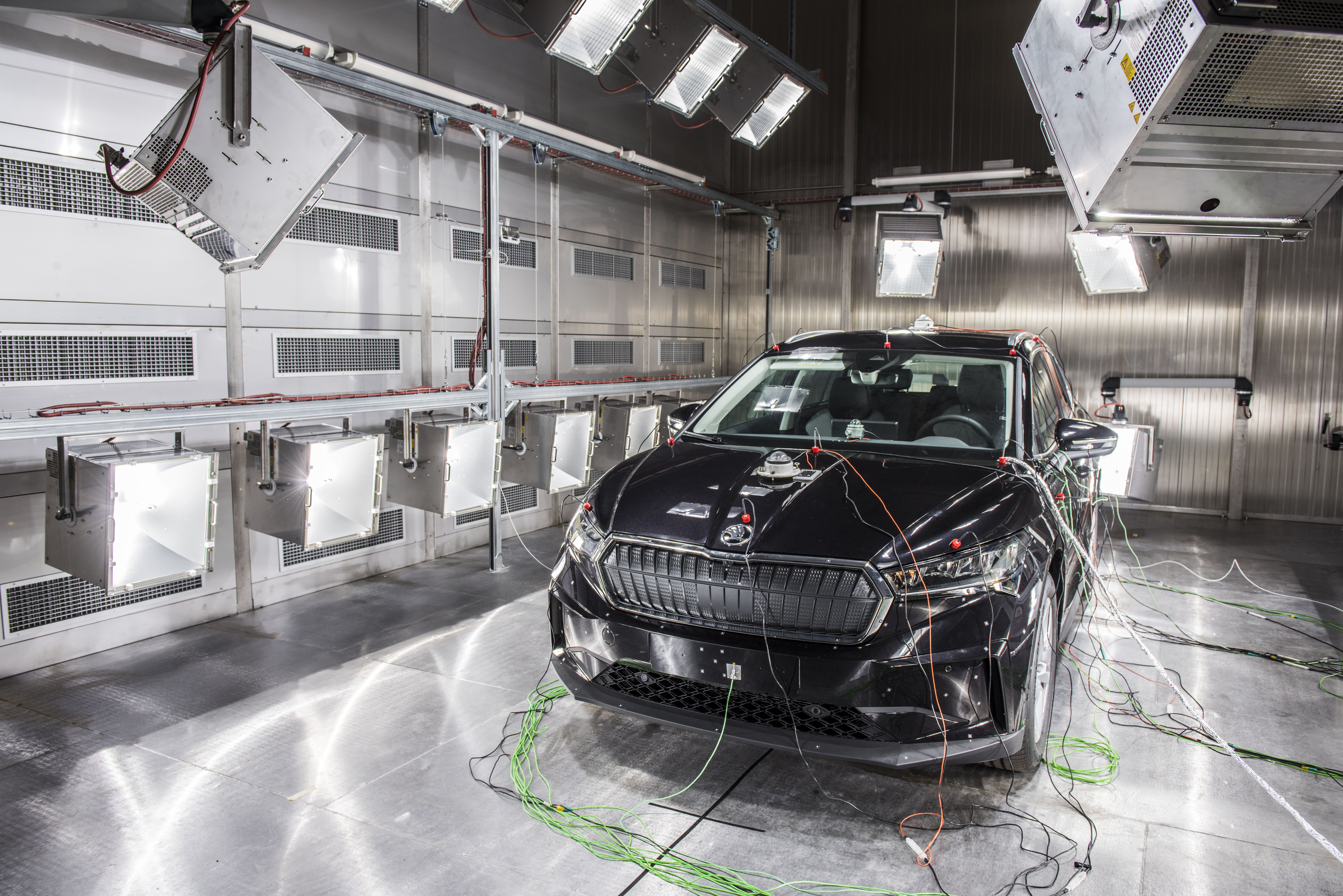 Drive-In klimatická solární komora ve Škoda Auto a.s. pro testování elektromobilů